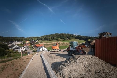 Bild vom Baugebiet Haldenacker II mit Bagger bei den Erschließungsarbeiten